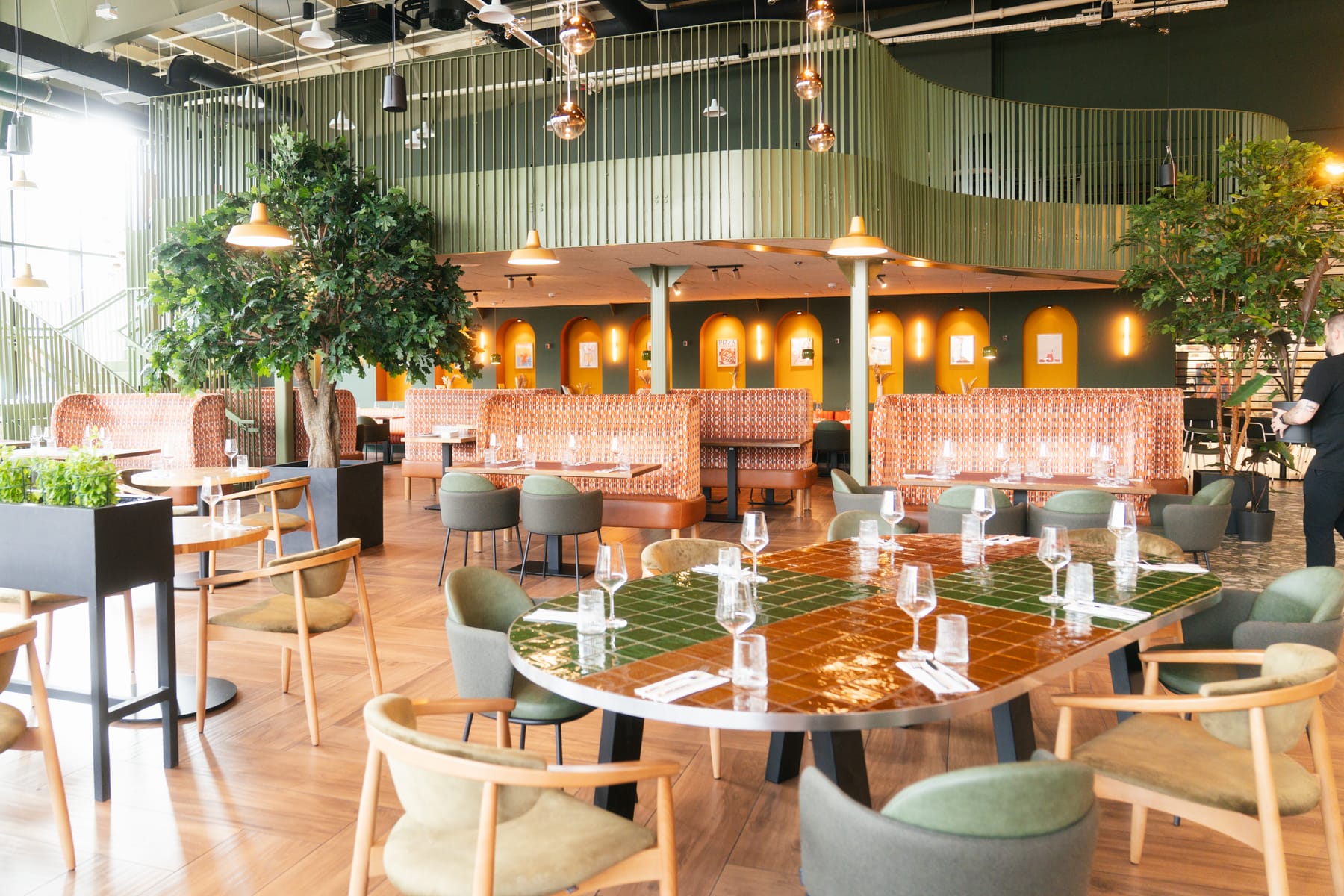 Living Restaurant, Gastraum mit Blick auf die Bar
